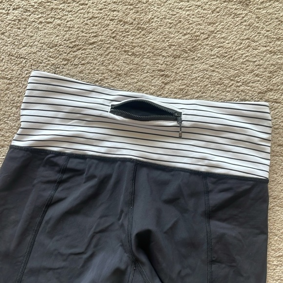 Lululemon Soul Cycle Cropped Leggings Women’s 8 Black Graphic Cycling Pants - Picture 12 of 12